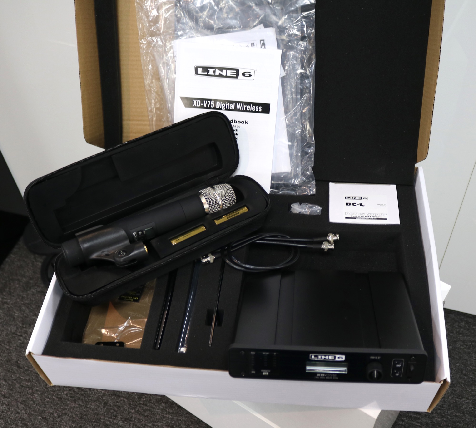 Line 6 XDV75 Wireless Microphone System, Yamaha HQ Showroom Model