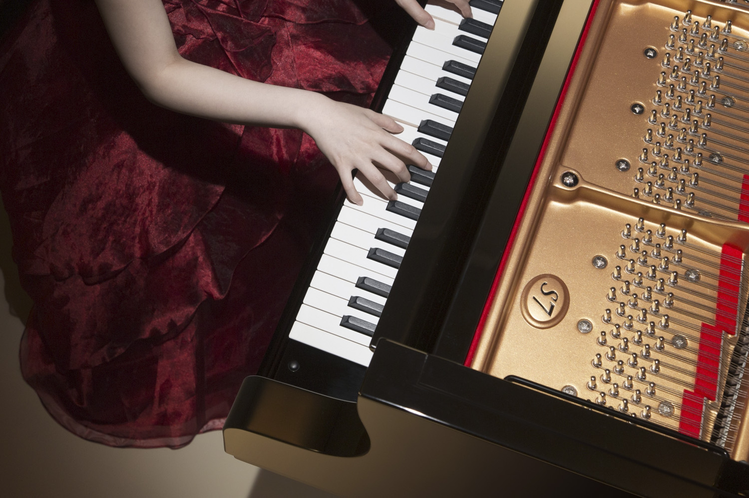 Photo of a pianist playing a Yamaha SX Series Premium Piano