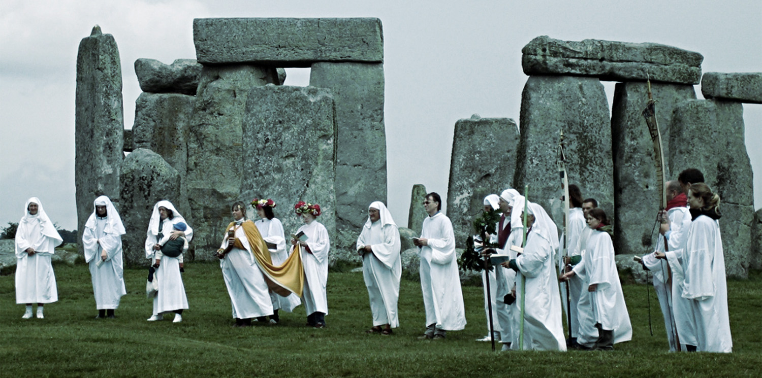 Photo Neo-Druids performing a ritual at Stonehenge, photo taken by SandyRaidy