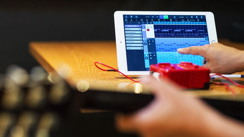 Photo of a SessionCake recording into an iPad app