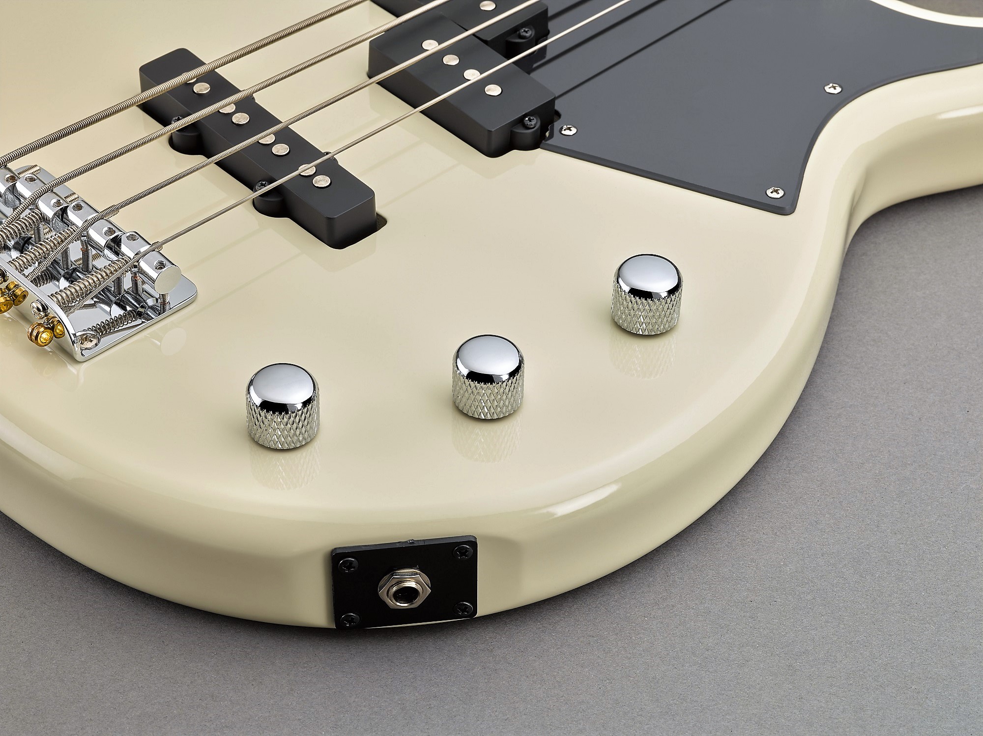 Yamaha BB 234 Electric 4String Bass Guitar In Vintage White Yamaha